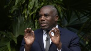 Secretário de Relações Exteriores do Reino Unido: Putin não está pronto para negociar seriamente item-thumbnail