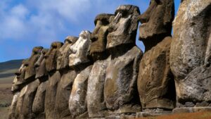 O maior mistério sobre as cabeças da Ilha de Páscoa finalmente foi resolvido quando especialistas revelaram que as estátuas ‘CAMINHARAM’ no lugar item-thumbnail