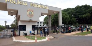 “Todo mundo sabe o que ele fez”, diz Lula sobre prisão de Bolsonaro item-thumbnail