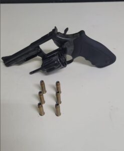 Indivíduo é abordado em carro e policiais militares encontram revólver item-thumbnail