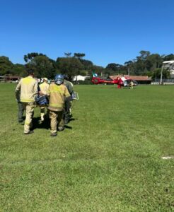 Adolescente de 16 anos conduzindo moto fica gravemente ferido ao bater em poste item-thumbnail