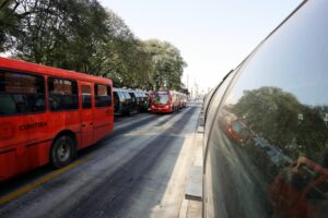 Vereadora quer que usuários possam embarcar em ônibus de Curitiba com bicicletas e patinetes item-thumbnail