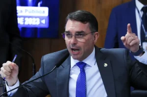 Centrão ameaça isolar Flávio Bolsonaro na corrida presidencial item-thumbnail