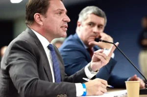 Câmara faz vistas grossas e preserva os faltosos Ramagem, Zambelli e Eduardo Bolsonaro item-thumbnail