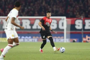 River Plate volta a mostrar interesse em Esquivel, lateral do Athletico item-thumbnail