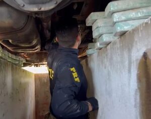 PRF apreende 82 kg de pasta base de cocaína em fundo falso de caminhonete item-thumbnail