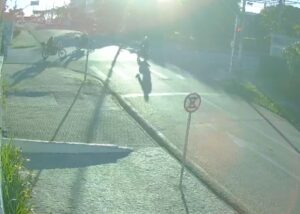 Motociclista fura sinal vermelho e provoca acidente gravíssimo no Capão Raso item-thumbnail