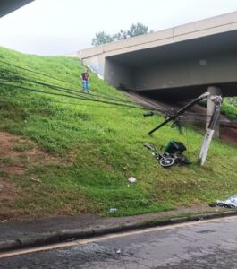 Motoboy cai de viaduto do Contorno Sul e atinge poste na CIC item-thumbnail