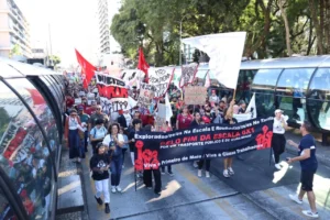 Após votações polêmicas no Congresso, manifestação da esquerda ganha força e deve ocupar o Centro de Curitiba item-thumbnail