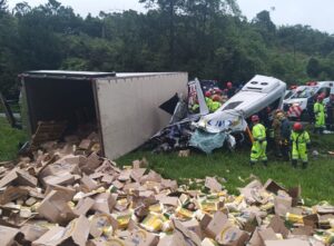 Caminhão tomba em van e deixa 6 mortos e 15 feridos na BR-116 na RMC item-thumbnail