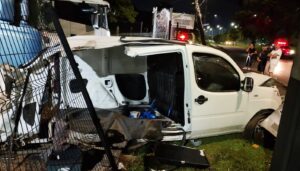 Motorista destrói veículo em acidente na marginal da Linha Verde e foge, veja o vídeo item-thumbnail