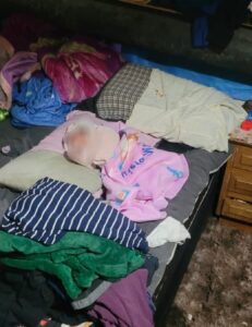 Bebê de 22 dias é encontrada em barraco sob viaduto após denúncia de que mãe a oferecia por dinheiro item-thumbnail