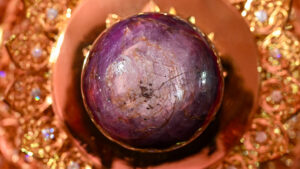 Impressionante ‘Purple Star Sapphire’ no valor de ‘até £ 300 MILHÕES’, pesando 3.500 quilates encontrada – e pode ser a maior do mundo item-thumbnail