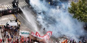 Argentina: Reforma trabalhista permite jornada de 12h e limita greves item-thumbnail