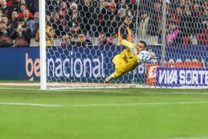 Santos chega a 300 jogos pelo Athletico e figura em Top 10 item-thumbnail