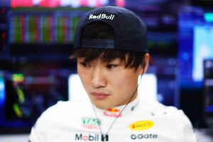 Yuki Tsunoda escapa enquanto carro da Red Bull F1 pega fogo item-thumbnail