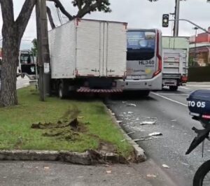 Homem nu invade residência, furta caminhão e provoca série de colisões em Curitiba item-thumbnail