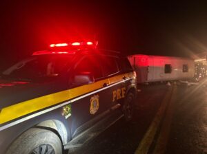 Micro-ônibus paraguaio tomba na BR-277 e deixa um morto e seis feridos graves item-thumbnail