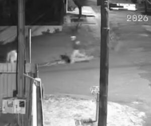 Vítima leva facadas nas costas durante assalto em Curitiba; PM prendeu um dos envolvidos no crime, veja o vídeo item-thumbnail