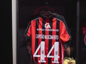 Personagens de Wagner Moura “entram em campo” em homenagem feita pelo Vitória item-thumbnail